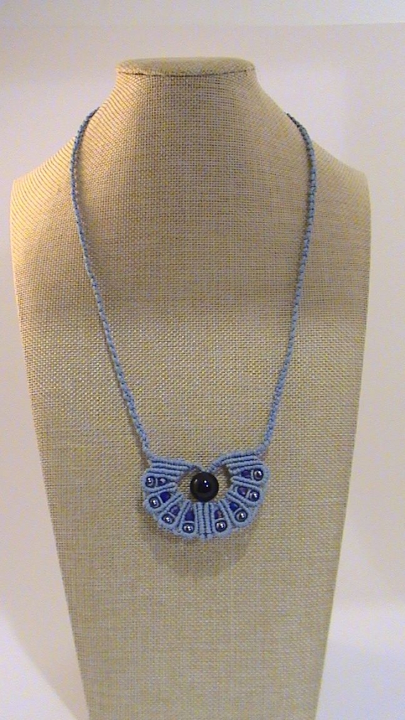 Кулон "Голубая лагуна", голубой, плетеный в технике макраме