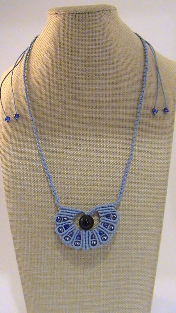 Кулон "Голубая лагуна", голубой, плетеный в технике макраме