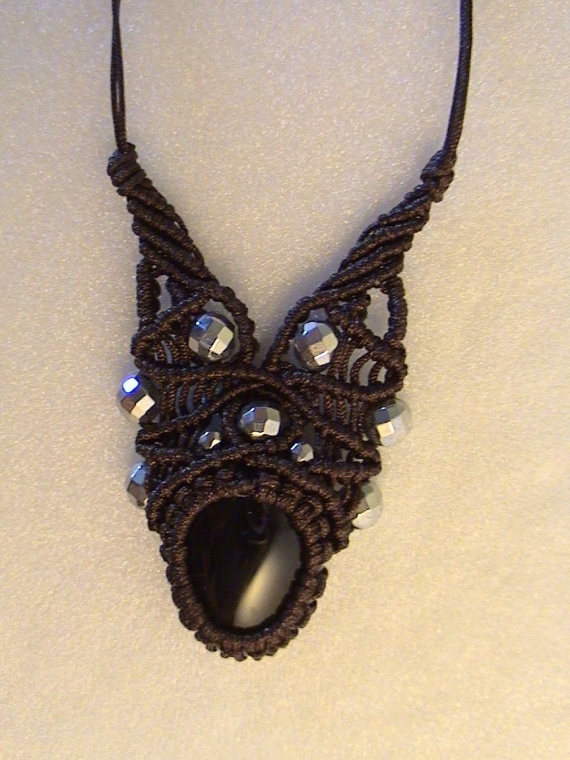 Кулон "Сияние ночи" из Агата, плетеный в технике макраме