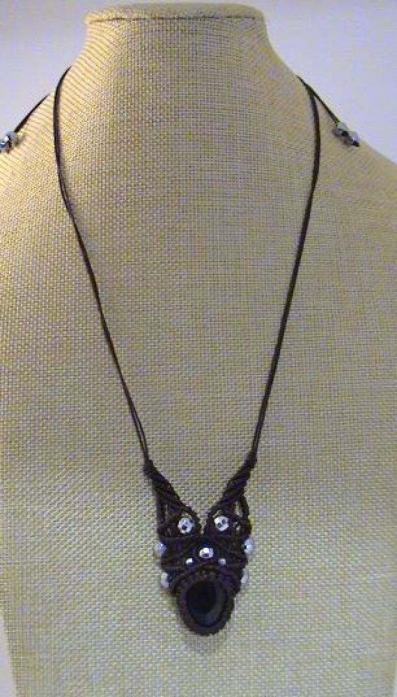 Кулон "Сияние ночи" из Агата, плетеный в технике макраме