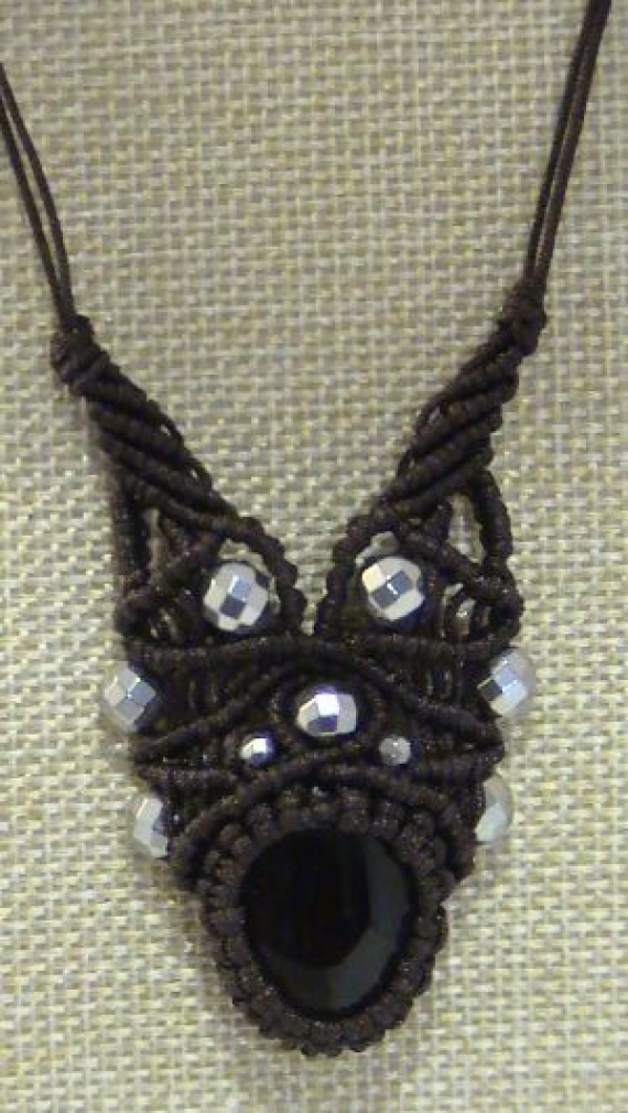 Кулон "Сияние ночи" из Агата, плетеный в технике макраме