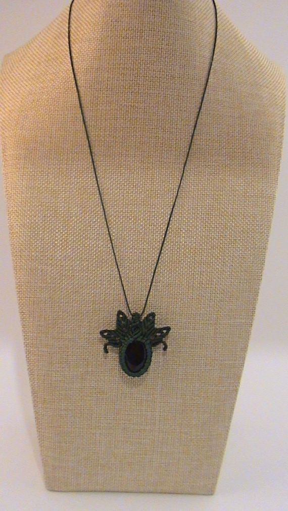 Кулон "Зеленая магия" из Агата, плетеный в технике макраме