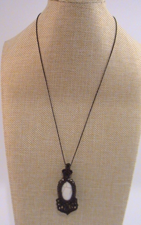 Кулон "Солнечное затмение" из Агата, плетеный в технике макраме