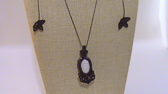 Кулон "Солнечное затмение" из Агата, плетеный в технике макраме