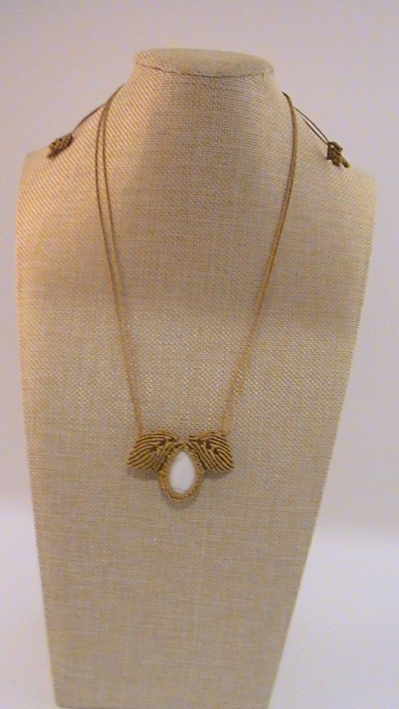 Кулон "Листопад" из Агата, плетеный в технике макраме