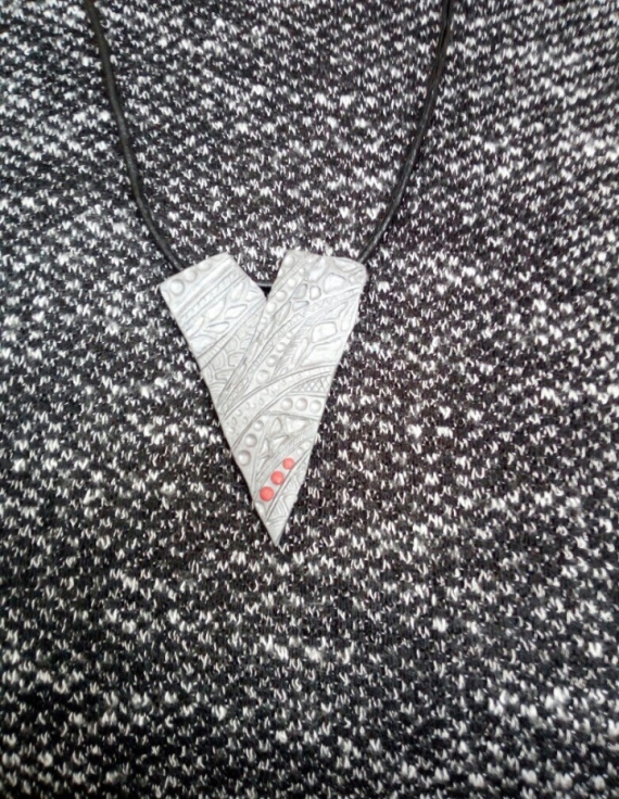 Подвеска из полимерной глины с тиснением, сделанным вручную