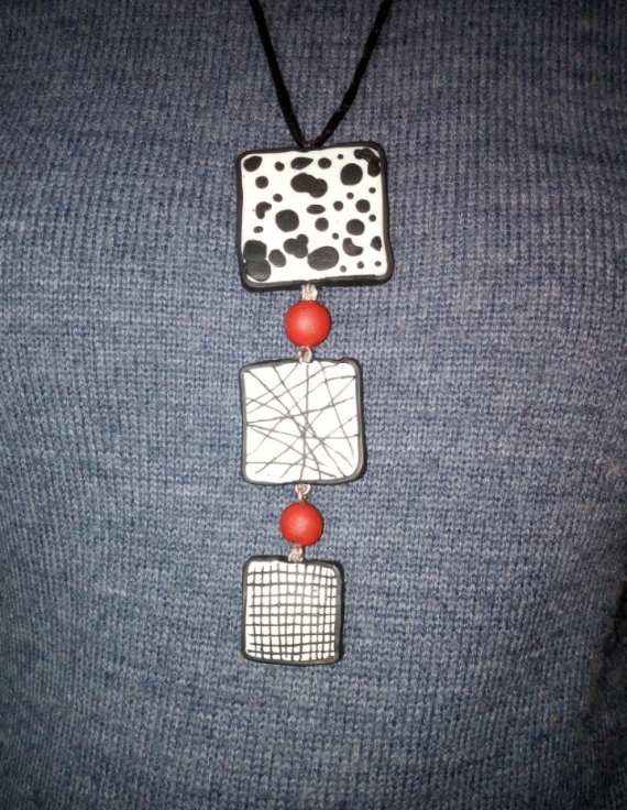 Подвеска в красно-черно-белом исполнении