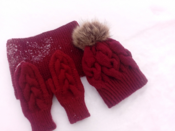 Комплект из шапочки, снуда и варежек