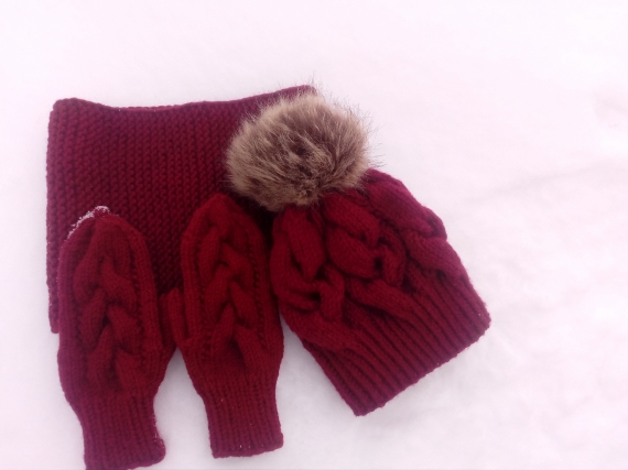 Комплект из шапочки, снуда и варежек