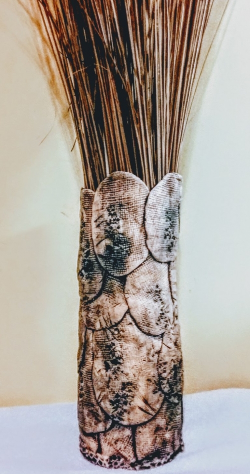 Ваза из керамических лепестков