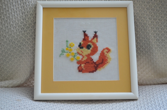 Белочка с цветами