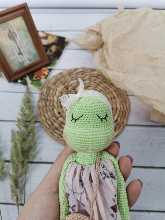 Вязаная лягушка