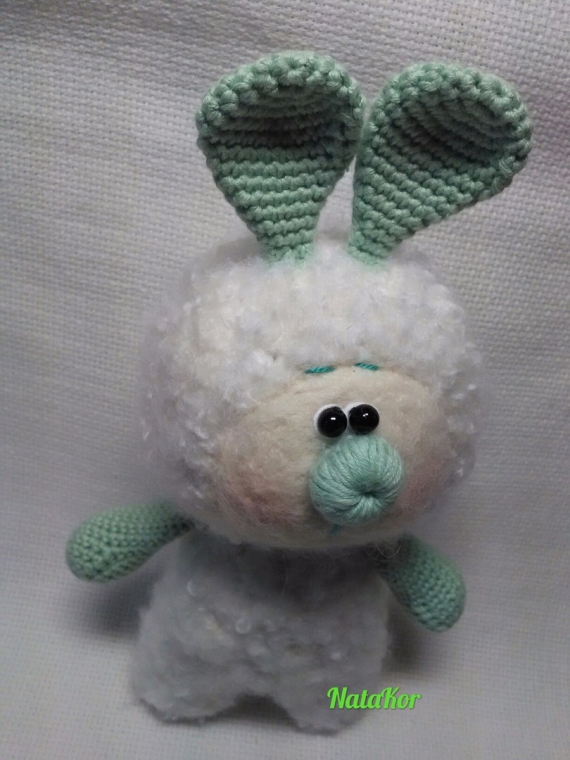 Игрушка зайка Ягодка