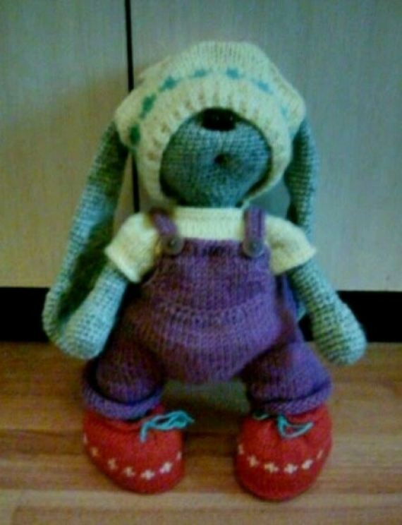 Вязаный зайчонок