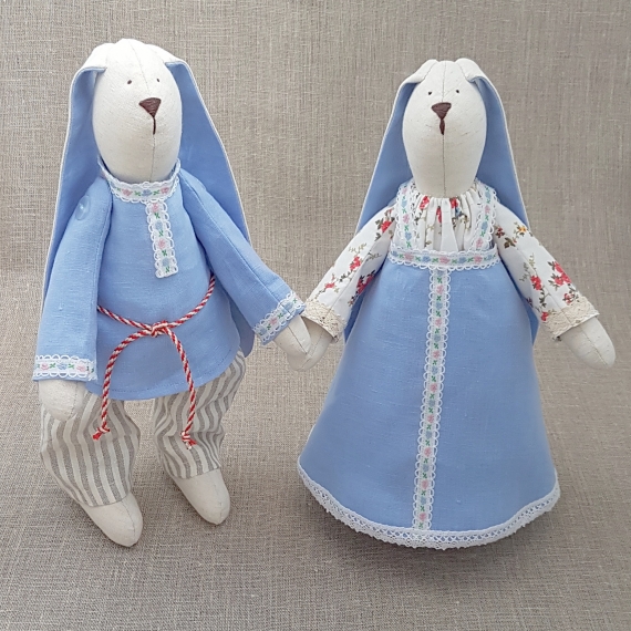 Текстильные зайцы в народных костюмах