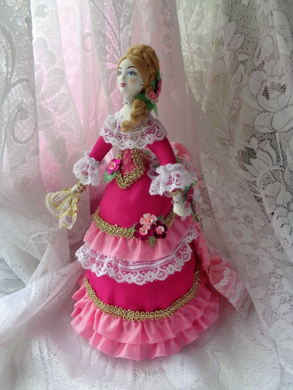 Куколка-шкатулка в бальном платье цвета "фуксия"