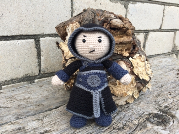 Вязаная игрушка "Ассасин в черном"