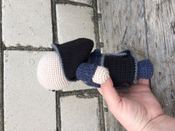 Вязаная игрушка "Ассасин в черном"