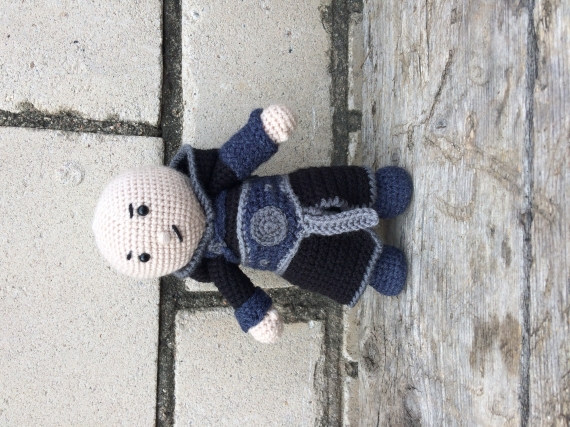 Вязаная игрушка "Ассасин в черном"