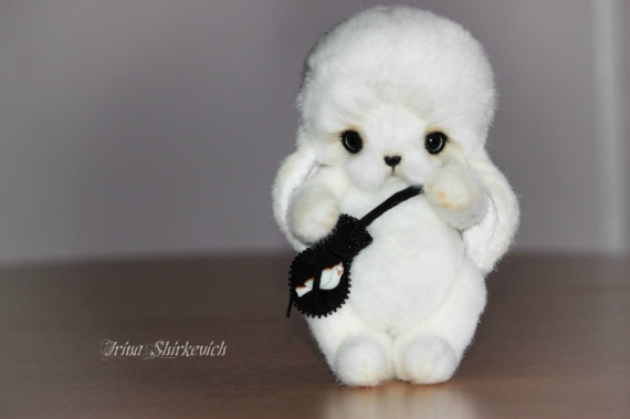 Зайчонок Каспер-любитель кормить птиц