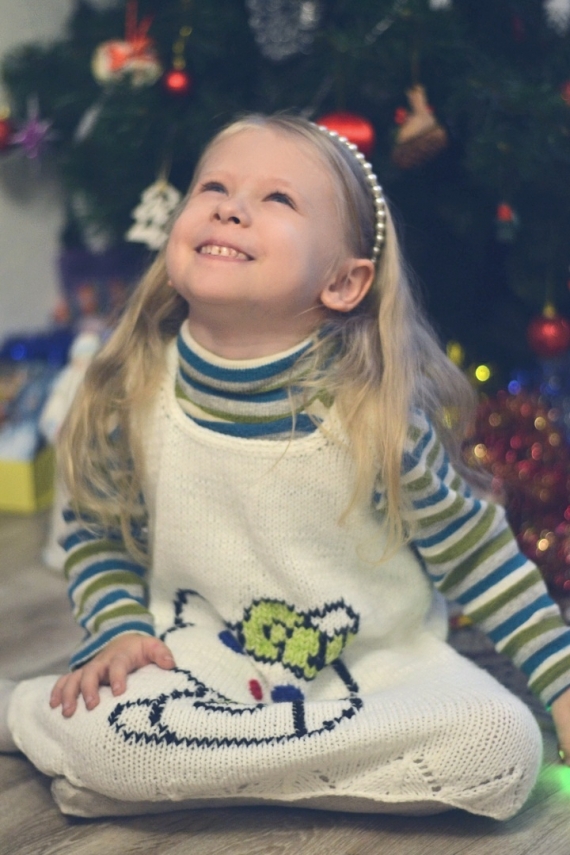 Белое платье на девочку "Котёнок Пегги".