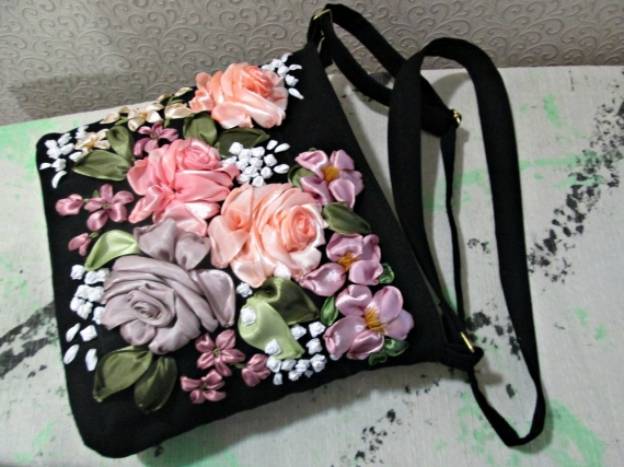 Нарядная маленькая сумочка, вышитая лентами "Розы"
