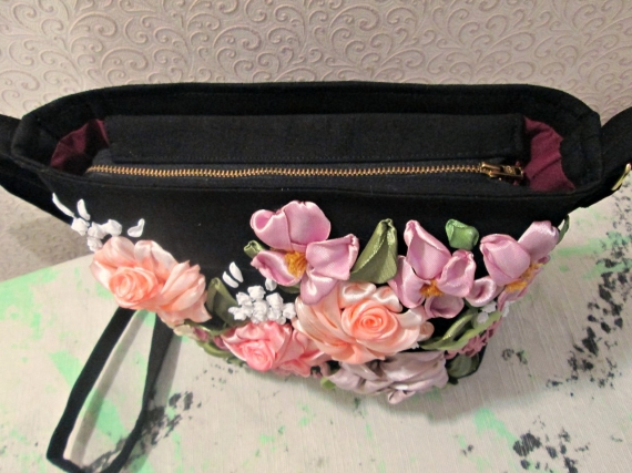 Нарядная маленькая сумочка, вышитая лентами "Розы"