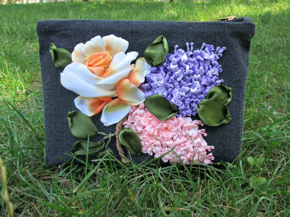 Косметичка "Роза-сирень", вышитая лентами.