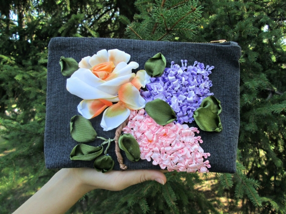 Косметичка "Роза-сирень", вышитая лентами.