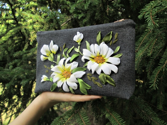 Косметичка "Ромашки", вышитые лентами.