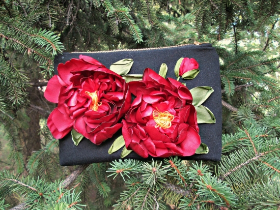 Джинсовая косметичка, вышитая лентами "Пионы"