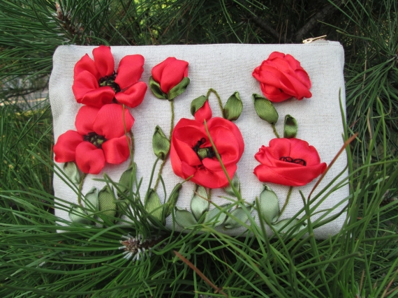 Льняная косметичка, вышитая лентами "Маки"