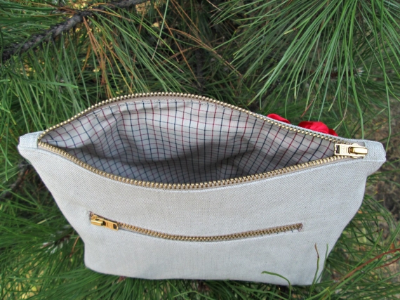 Льняная косметичка, вышитая лентами "Маки"