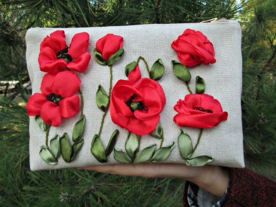 Льняная косметичка, вышитая лентами "Маки"