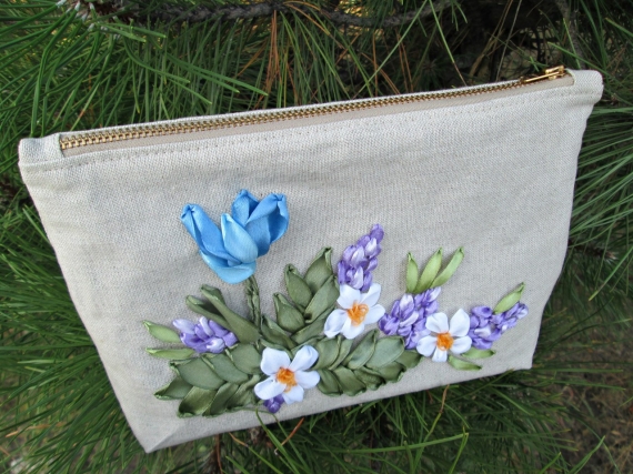 льняная косметичка "Голубой букет", вышитая лентами.
