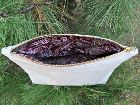 льняная косметичка "Голубой букет", вышитая лентами.