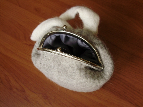 Косметичка "Зайка" валяная