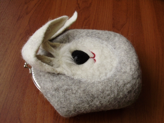 Косметичка "Зайка" валяная