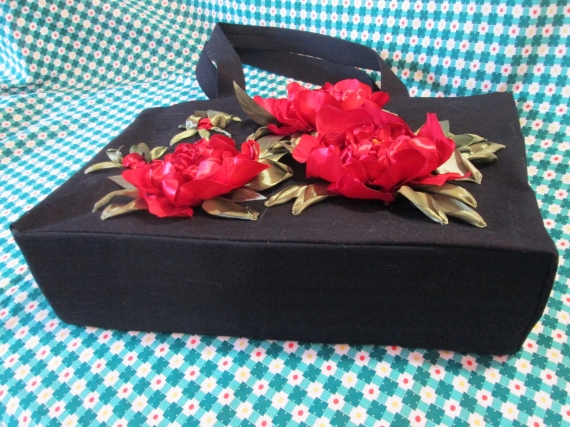 Сумка, вышитая лентами "Пионы"