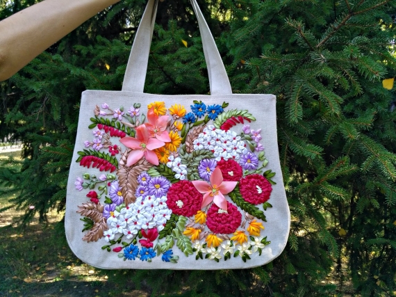 Льняная сумка, вышитая лентами "Гармония лета"