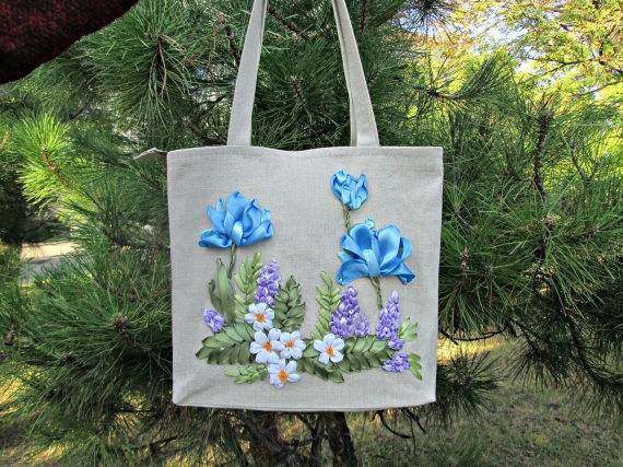 Летняя льняная сумка "Голубой букет", вышитая лентами.