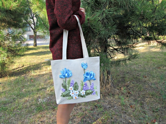 Летняя льняная сумка "Голубой букет", вышитая лентами.