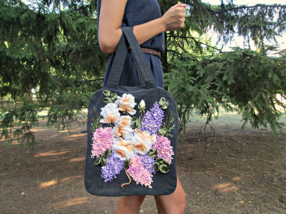 Сумка-рюкзак вышитый лентами "Роза-пион"