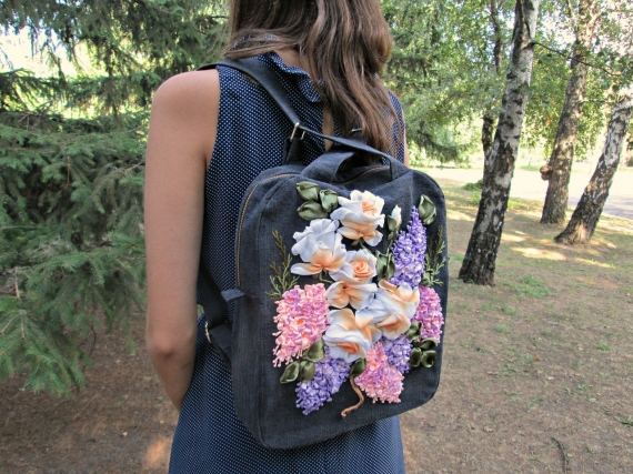 Сумка-рюкзак вышитый лентами "Роза-пион"