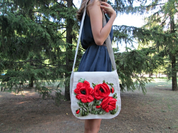 Льняная сумка "Маки", вышитая лентами, на плечо.