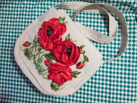 Льняная сумка "Маки", вышитая лентами, на плечо.