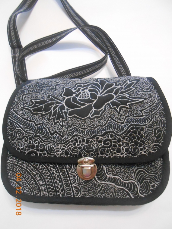 Сумочка чёрная на длинной ручке, стёжка, клатч