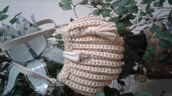 Сумка из трикотажной пряжи на длинном ремешке