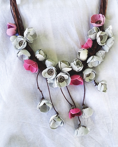Колье из кожи. Яблоневый цвет