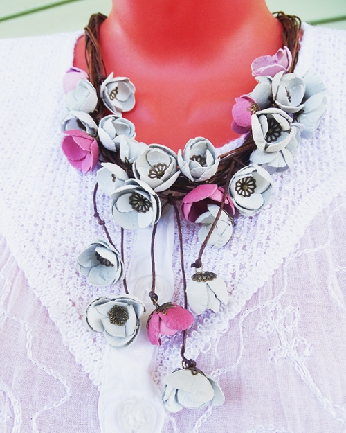Колье из кожи. Яблоневый цвет